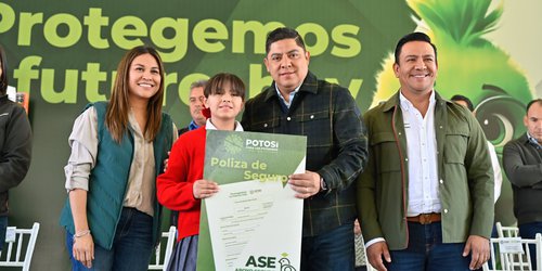 Ricardo Gallardo entrega más apoyo a estudiantes del  Altiplano