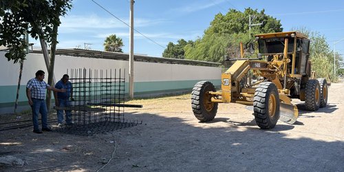 Supervisa alcalde Rodolfo Loredo avance de puente peatonal en el canal de la Media Luna