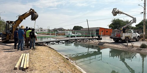 Con la colocación de puente peatonal, el alcalde Rodolfo Loredo sigue cumpliendo compromisos