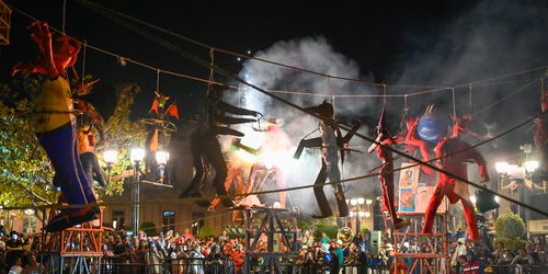 Espectacular noche de fuego, danza y tradición con la quema de Judas