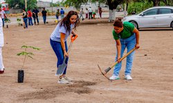 Reforestan colonia Campestre Gama en el Día de la Madre Tierra