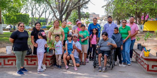 El Gobierno Municpal  y el SMDIF de CDFDZ en colaboración con el equipo “Cebollitas Down” reforestaron la plaza principal
