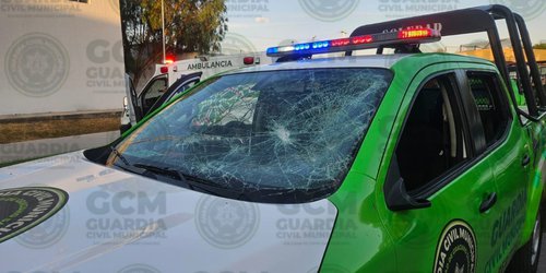 Detienen a dos mujeres y un hombre por daños a patrulla, lesiones y delitos contra servidores públicos