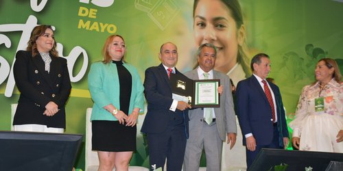Profesor Antonio García Chávez recibe medalla Ignacio Manuel Altamirano por 40 años de servicio docente