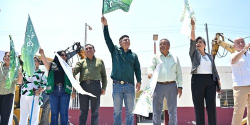 Ricardo Gallardo reconstruye escuela a niñez soledense
