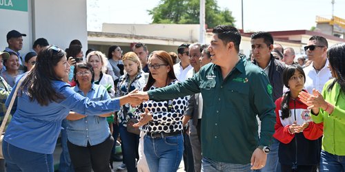 Madres soledenses celebran reconstrucción de escuelas en Soledad
