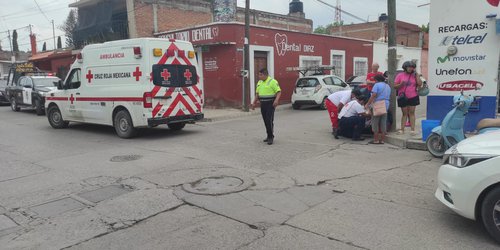Mujer resulta lesionada tras derrapar en su motocicleta