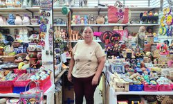 María Susana mantiene vivas las tradiciones mexicanas con artesanías en el mercado Cristóbal Colón
