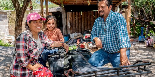 Gobierno Municipal apoya a familia del Mosco con reparación de su medio de transporte