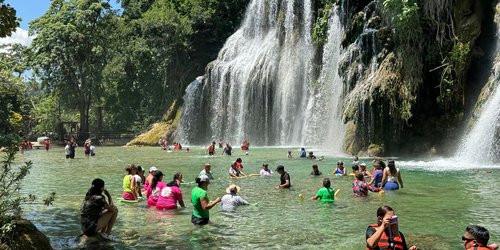 Adultos mayores disfrutan hidroterapia en las cascadas de Tamasopo