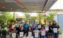 Reciben constancias del curso de Primeros Auxilios en la comunidad de San Diego