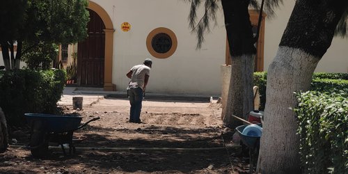 Rehabilitan pasillo en el atrio del Templo Dulce Nombre de Jesús