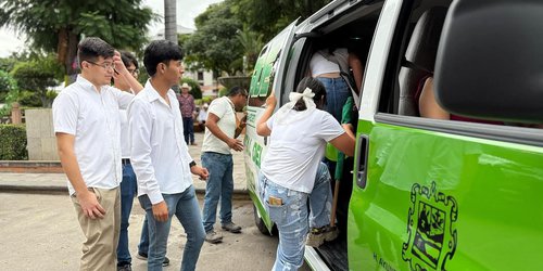 Entregan camioneta para transporte de universitarios en Rioverde