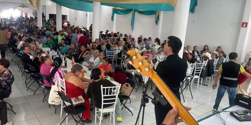 Soledad celebra a los abuelos con misa, coronación y convivencia