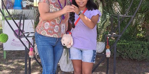 Niña dona su trenza para peluca oncológica en campaña "Luz Rosa" del Dif Rioverde