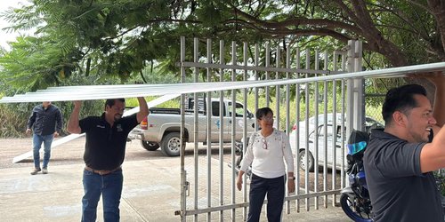 Entregan láminas a Telesecundaria de El Refugio para mejorar su infraestructura