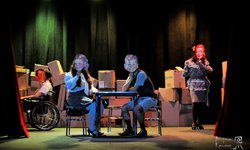 "Las Montañas", teatro con humor negro