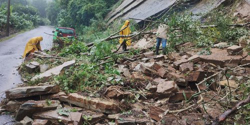 Gobierno Estatal retira derrumbes por lluvias en carreteras