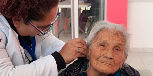 DIF Municipal entrega aparato auditivo a persona adulta mayor de la comunidad de Solano
