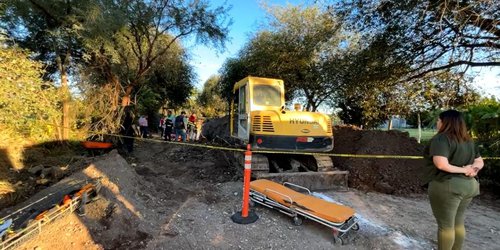 Rescatan con vida a los cuatro trabajadores de SASAR de la zanja de drenaje