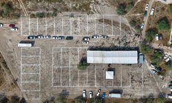 Ricardo Gallardo entrega terrenos y escrituras a familias de la Región Media