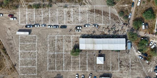 Ricardo Gallardo entrega terrenos y escrituras a familias de la Región Media