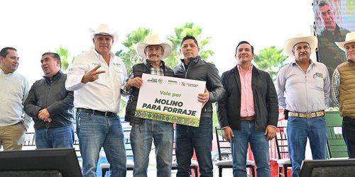 Ricardo Gallardo entrega maquinaria y apoyos a productores potosinos