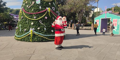 Rubén, el Santa Claus de la plaza, lleva alegría a niñas y niños de Rioverde desde hace cuatro años