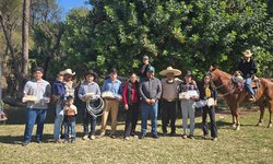 Rodolfo Loredo entrega indumentaria a alumnos de la Escuela de Charros en Ciudad Fernández