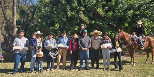 Rodolfo Loredo entrega indumentaria a alumnos de la Escuela de Charros en Ciudad Fernández