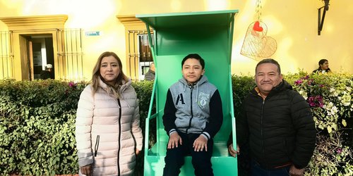 Con trabajo y sueños bien lustrados, Kalef abre camino como bolero en Ciudad Fernández