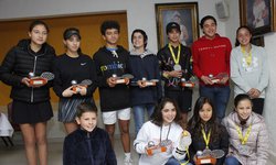 Premian a los ganadores del campeonato estatal de tenis