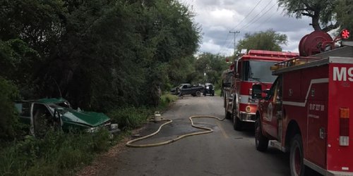 Reportan al menos tres muertos en choque entre camioneta y taxi