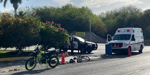 Menor de edad en moto, arrolló a una mujer