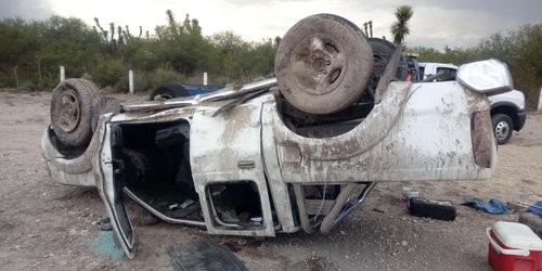 Pareja herida en volcadura en carretera Cerritos-Tula