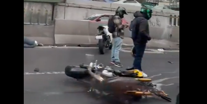 Motociclista fallese tras salir proyectado en choque en Periférico Sur; reportan personas lesionadas