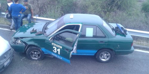 Cinco personas heridas al chocar taxi con vehículo particular