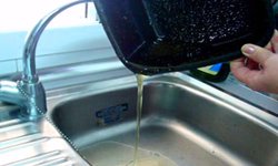Siguen derramando aceite de cocinas al drenaje