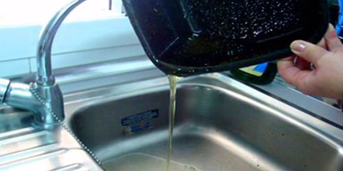 Siguen derramando aceite de cocinas al drenaje