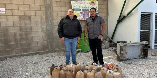 Taquero entrega 127 litros de aceite quemado a SASAR, para reciclado