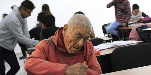 Felipe, el adulto mayor que a los 84 años acabó su carrera universitaria en México