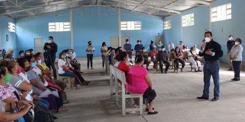 Alcalde entrega despensas a adultos mayores y los exhorta a extremar cuidados por Covid
