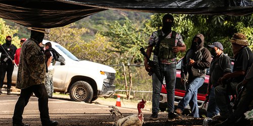 Aguacateros de Michoacán toman armas contra cárteles; "si no luchamos, nos matan"