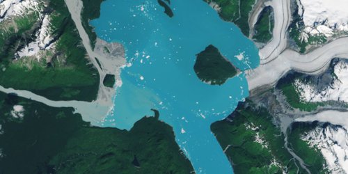 El retroceso glaciar crea una nueva isla en Alaska.