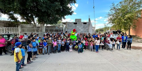 Alcalde Urbiola llevó cenas navideñas a familias de colonias marginadas