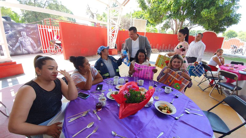 alcalde_con_madres.jpeg