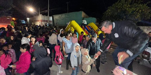 Alcalde Urbiola llevó dulces y diversión en posada, a familias de San José del Tapanco