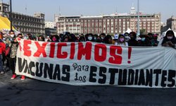 Estudiantes marchan en CDMX contra regreso a clases presenciales sin vacuna
