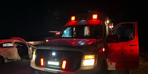 Vehículo sale del camino y luego se incendia en la supercarretera