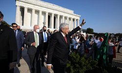 AMLO inicia actividades en EU: visita monumentos a Lincoln y Juárez